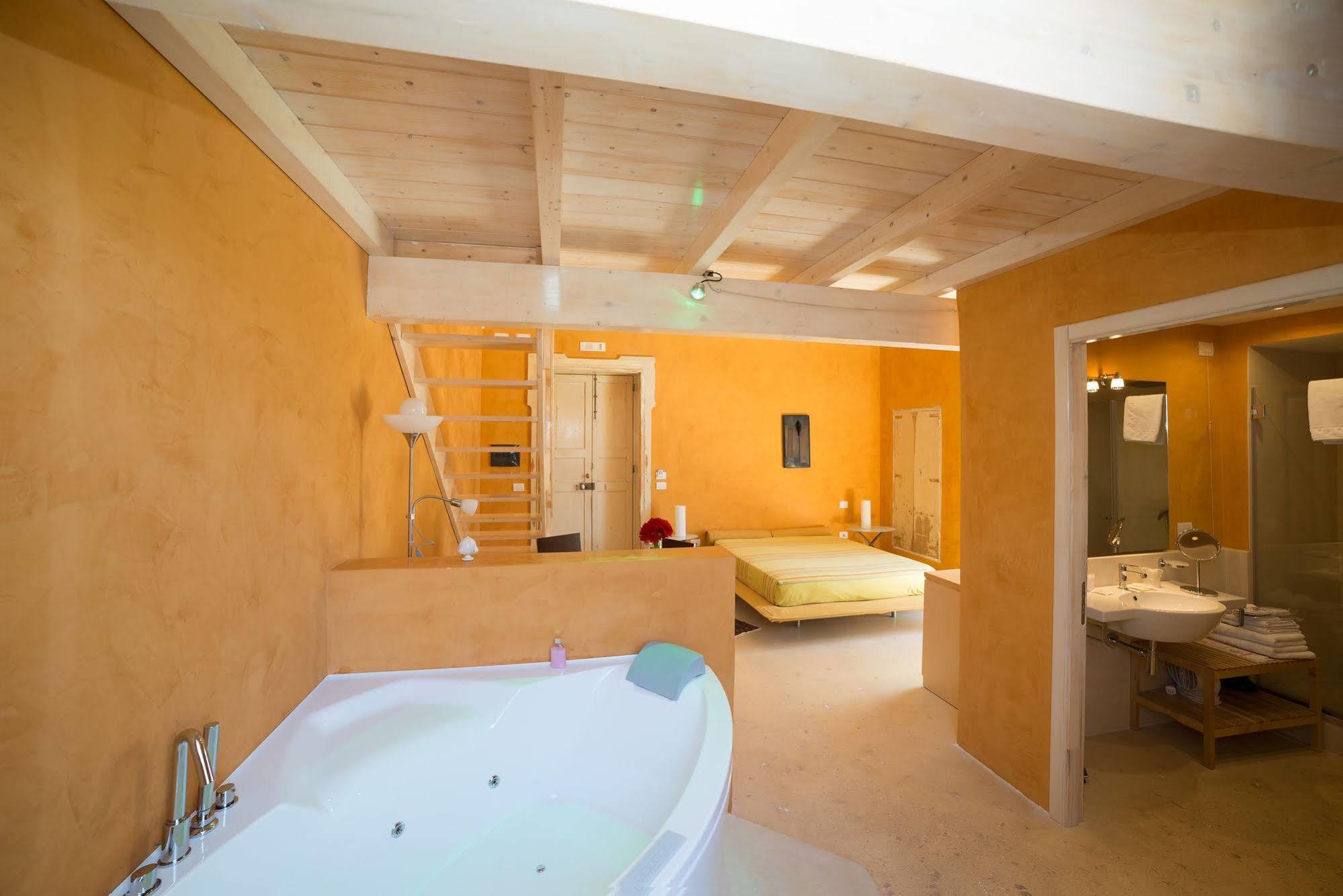 Relais Carlo V - Palazzo Storico 2*